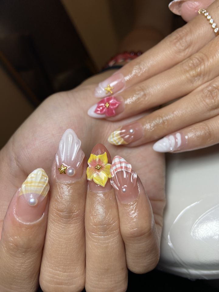 Nail art 3D bunga kuning dan merah muda dengan kerang