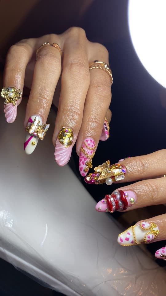 Nail art 3D merah muda dan emas