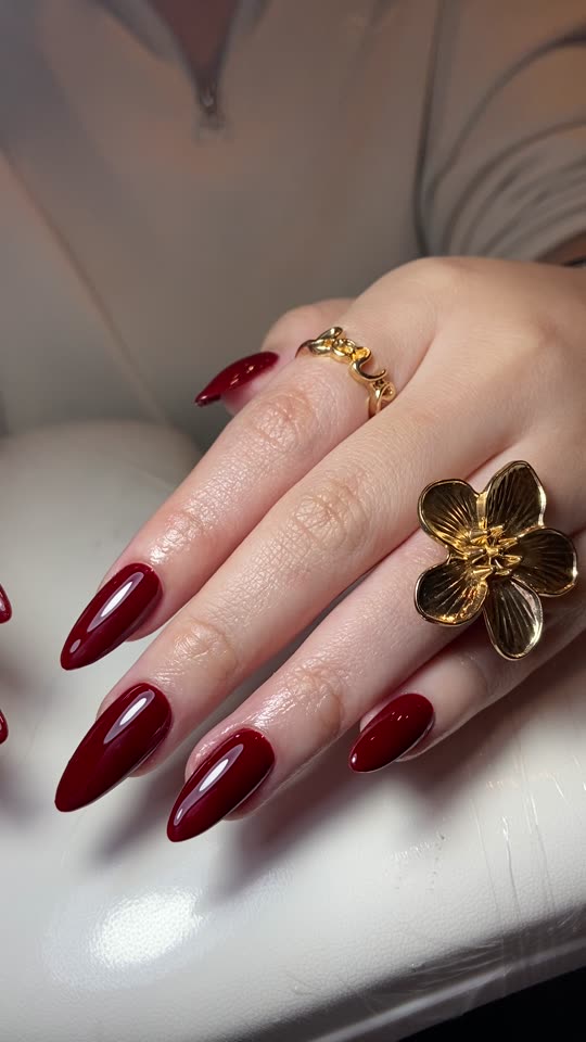 Gel merah tua mengilap, bentuk almond
